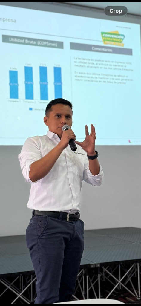 Presentando en convención estratégica con datos financieros